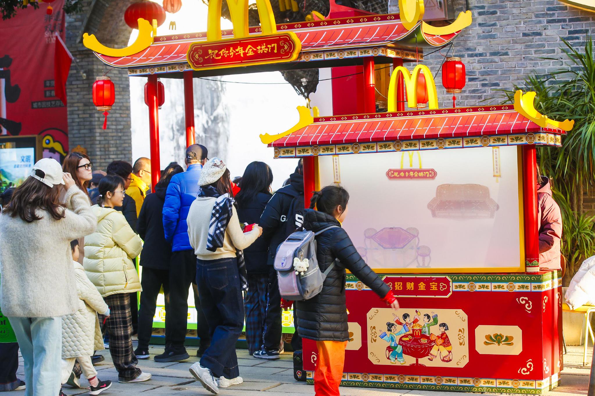 位于福州上下杭街区下杭路中段的金拱门戏街,首次为福州市民带来非遗皮影戏