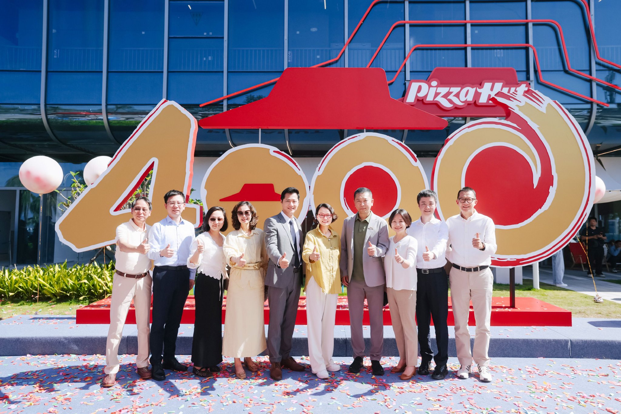 百胜中国管理团队共庆必胜客餐厅突破4000家里程碑时刻