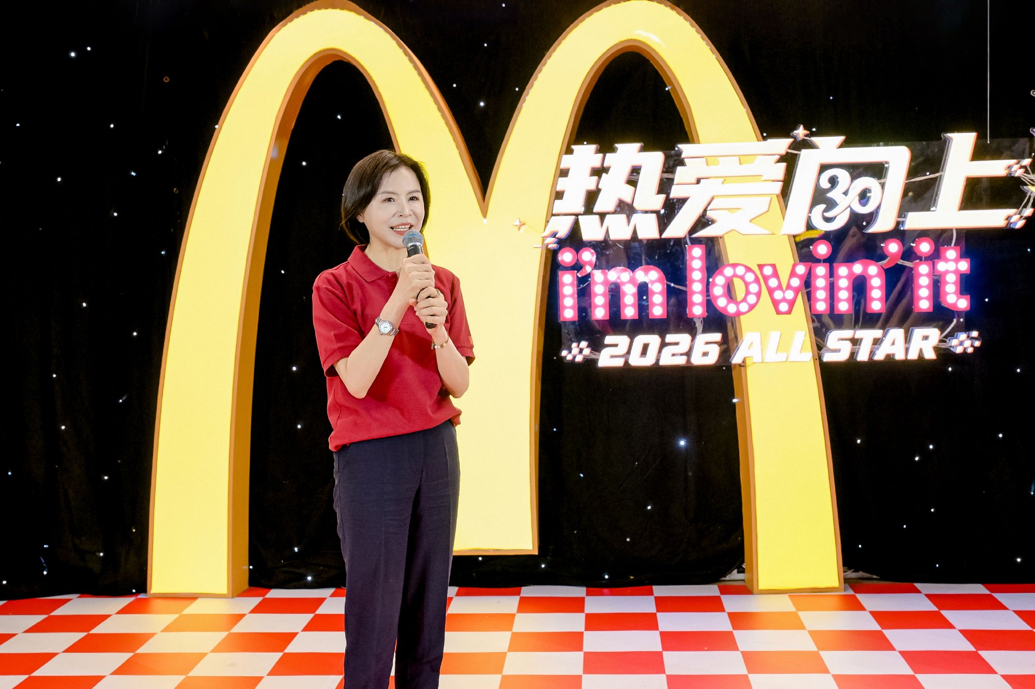 麦当劳中国首席运营官林慧蓉在全明星大赛总决赛现场鼓励参赛选手