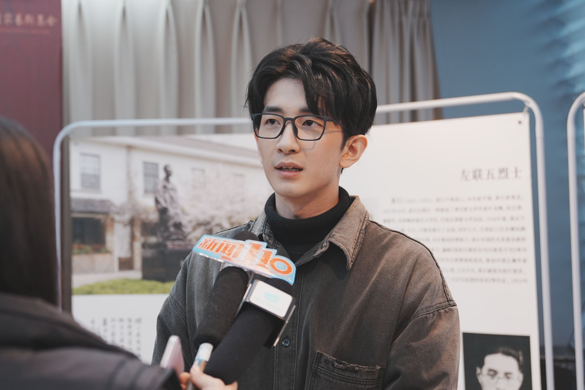 在《前哨》中饰演福州籍烈士胡也频的00后学生演员王翰闻