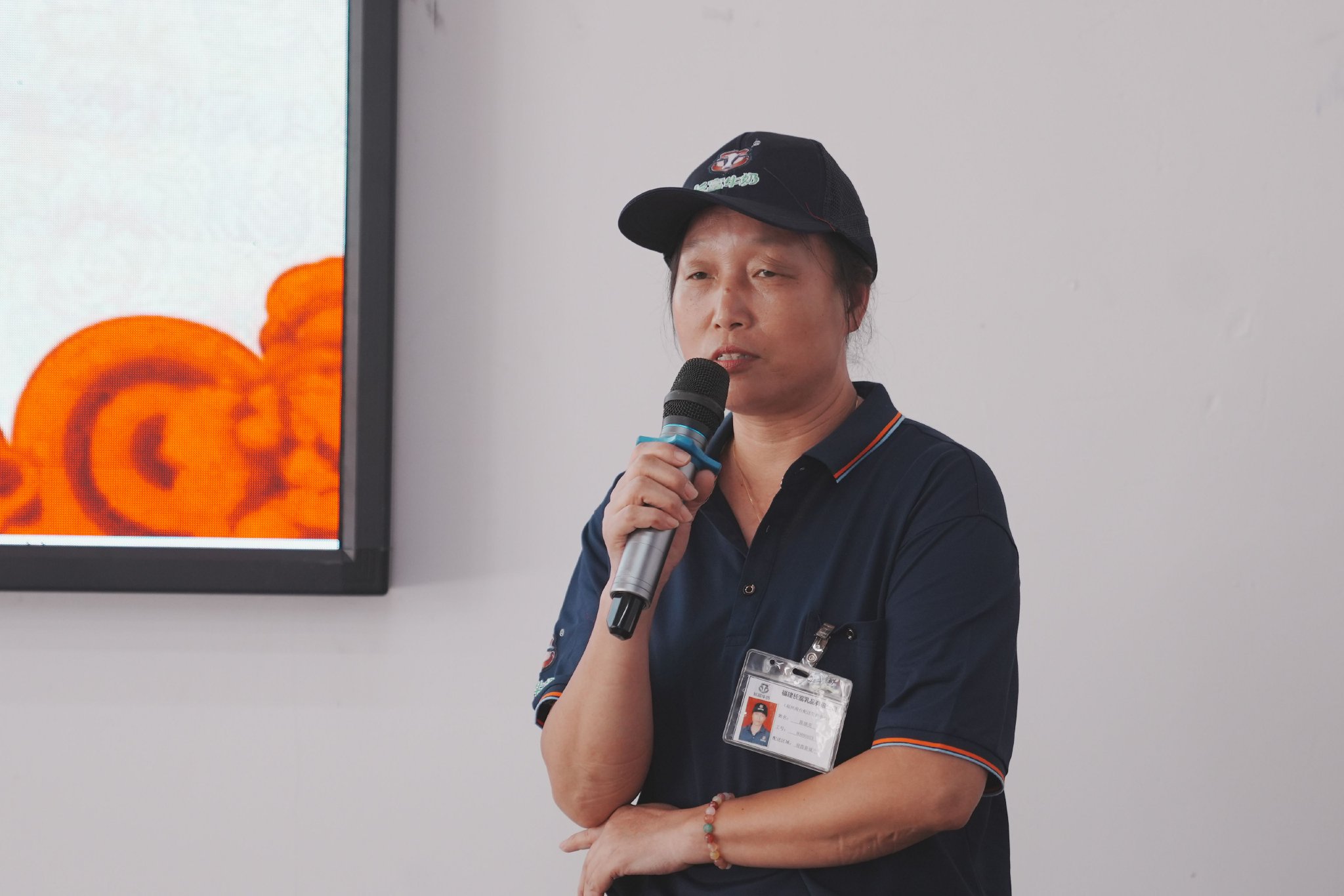 福建长富乳品有限公司的送奶员陈娥英现场分享心路历程
