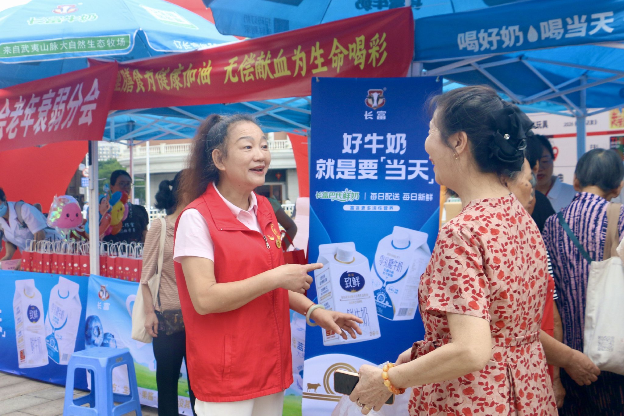 长富国民营养社区公益体验馆（开元馆）馆长程秋芳为居民答疑解惑