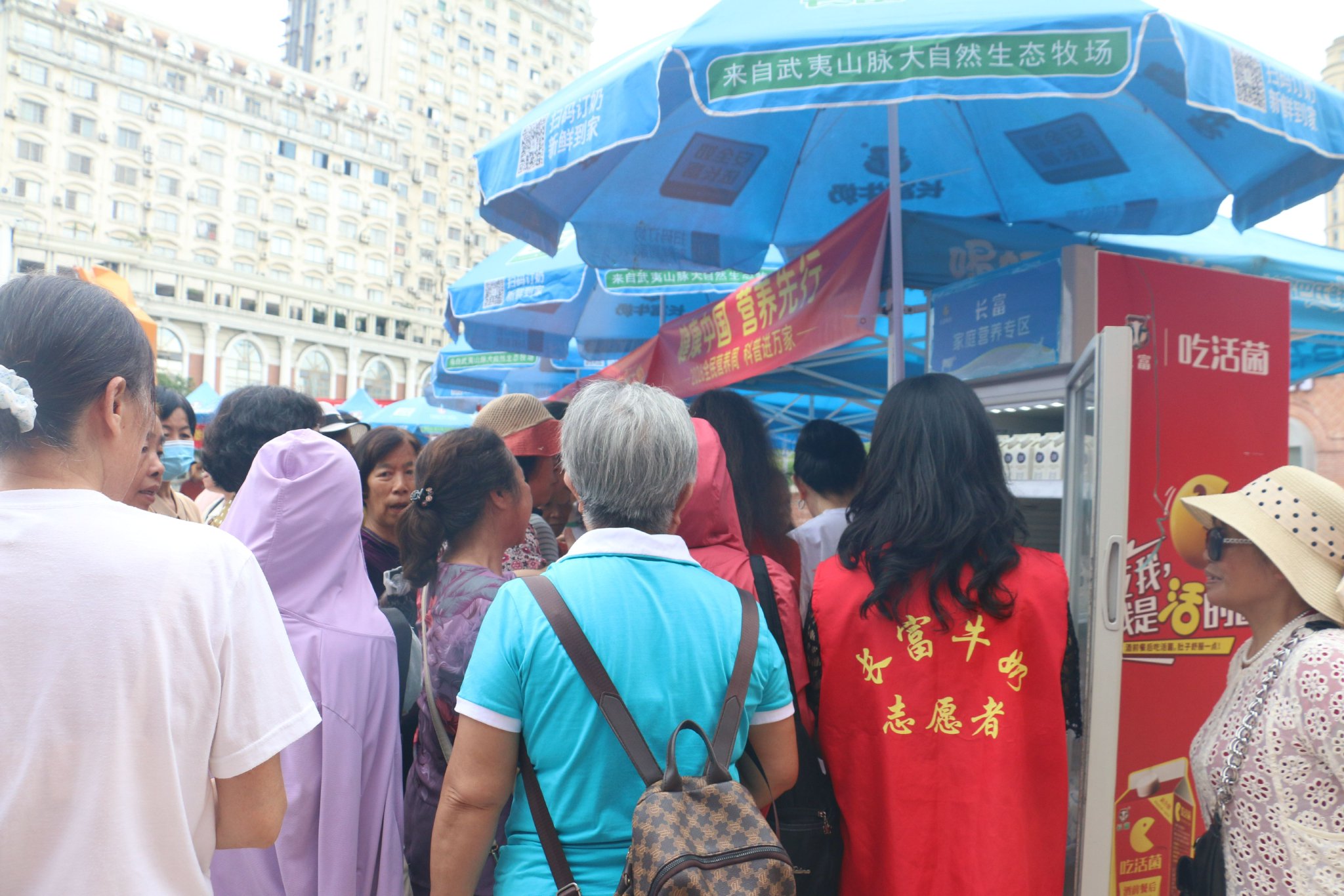 长富展区前，围满了前来咨询和参与的居民，现场热火朝天