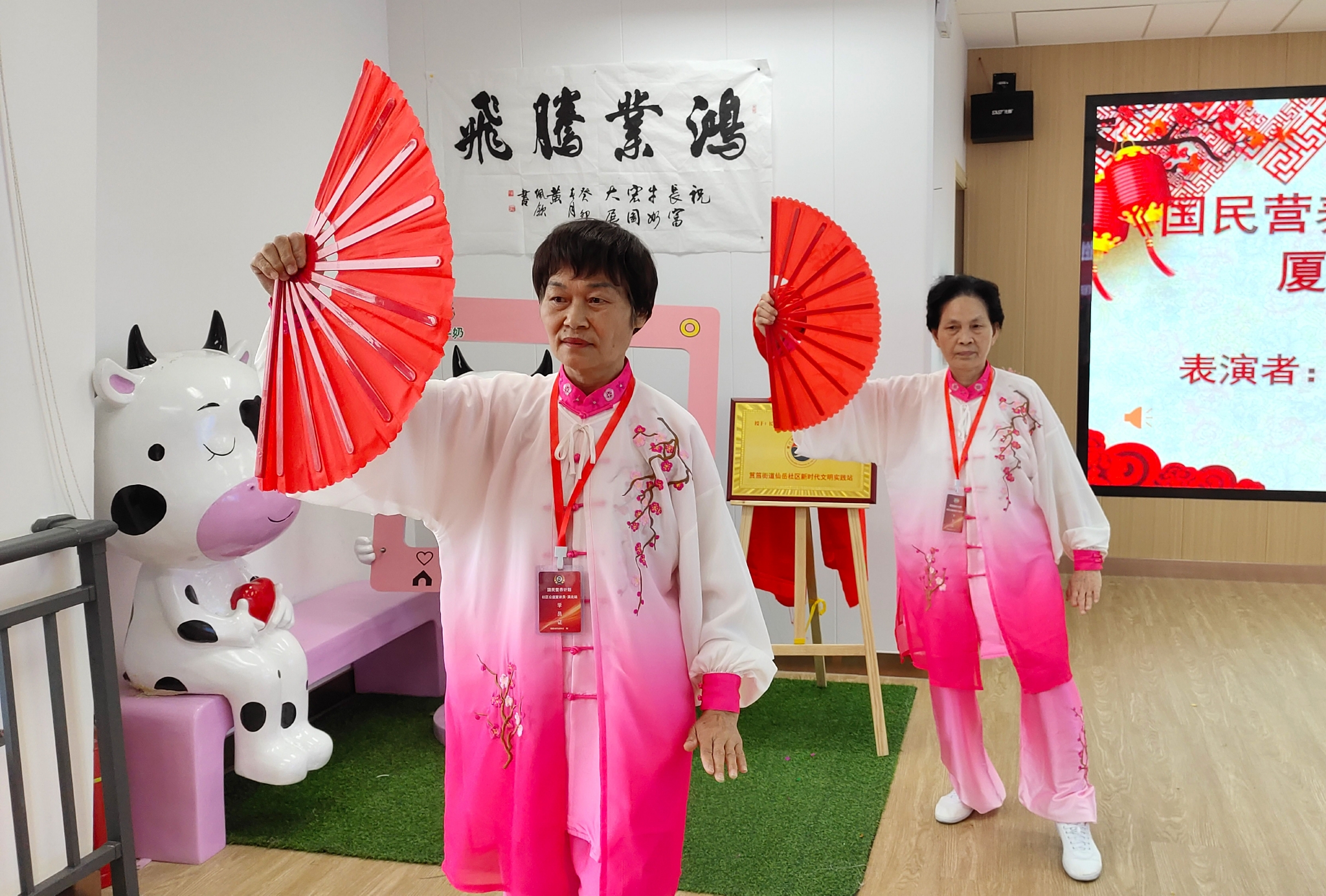 图说:仙岳社区老年大学校园队带来的《太极华武扇》