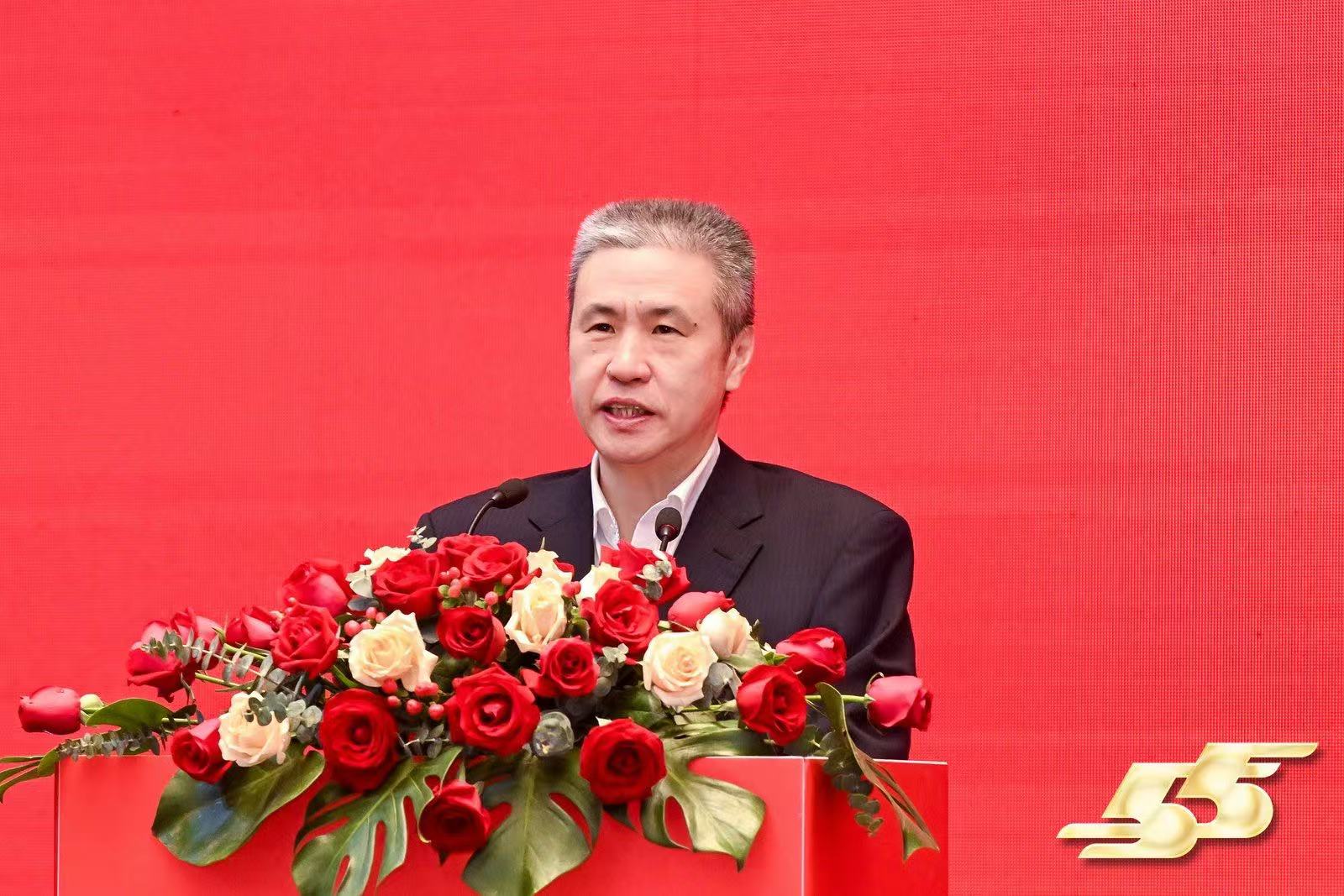 省企联严效东监事长宣读《关于发布2024福建企业100强榜单的公告》