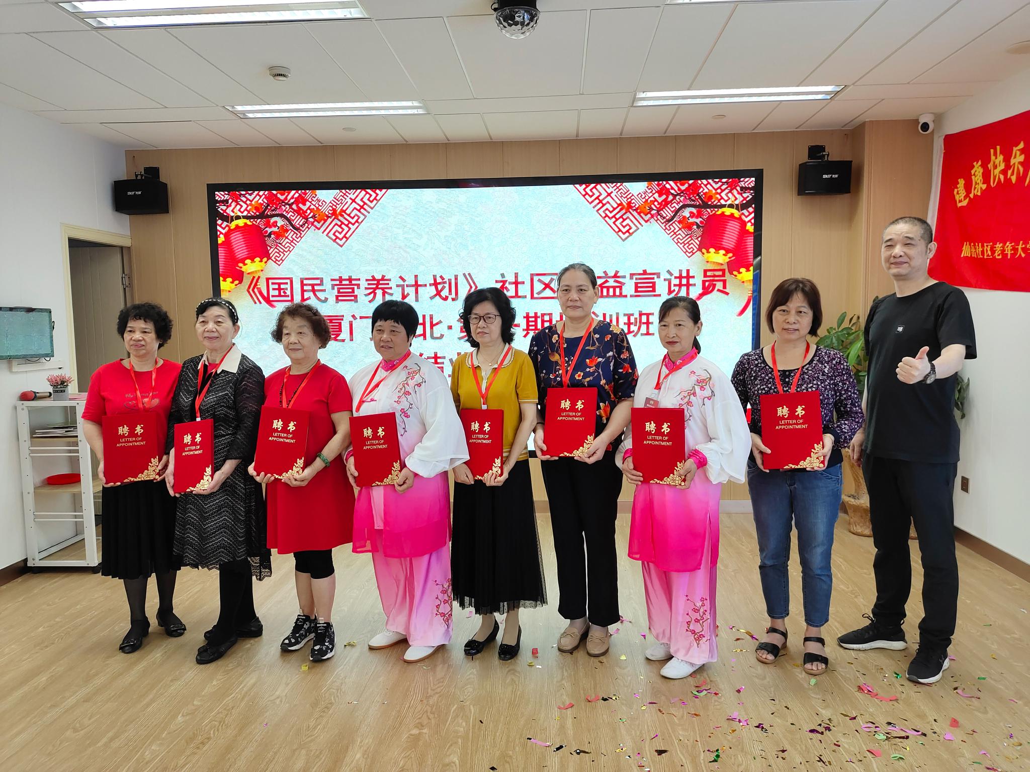图说:福建长富乳品有限公司销售总监吴华为学员们颁发证书