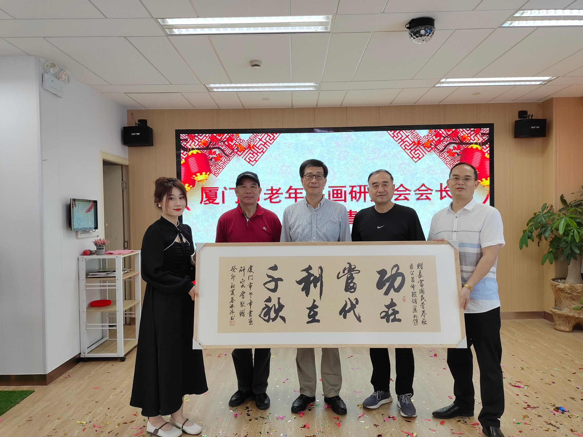 图说:厦门市老年书画研究会会长蔡渊清为此次公益培训题字