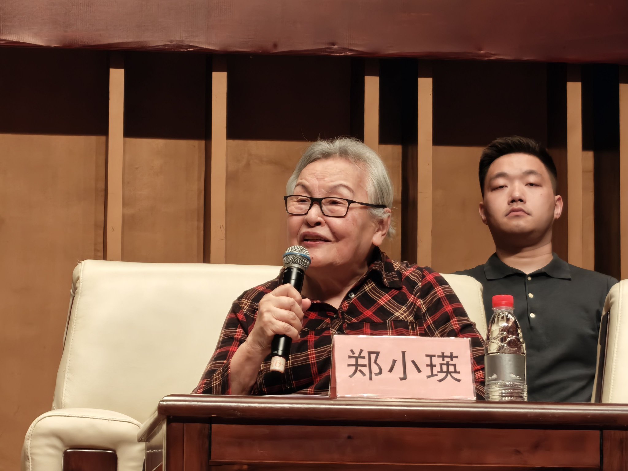 中国著名女指挥家郑小瑛教授现场介绍中文版歌剧《塞维利亚理发师》 郑小瑛歌剧艺术中心供图