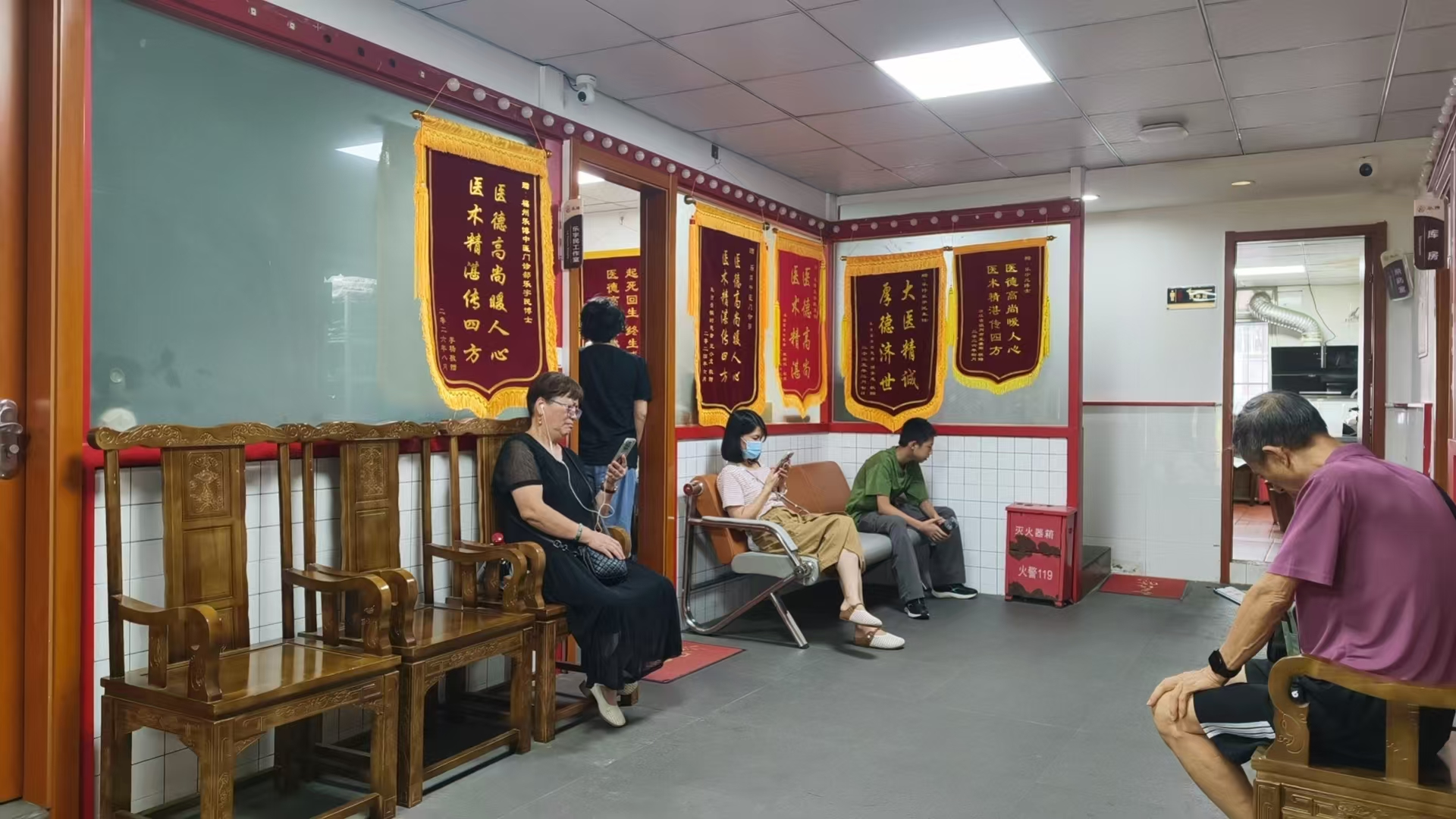 乐宇民诊室外面挂满患者送的锦旗