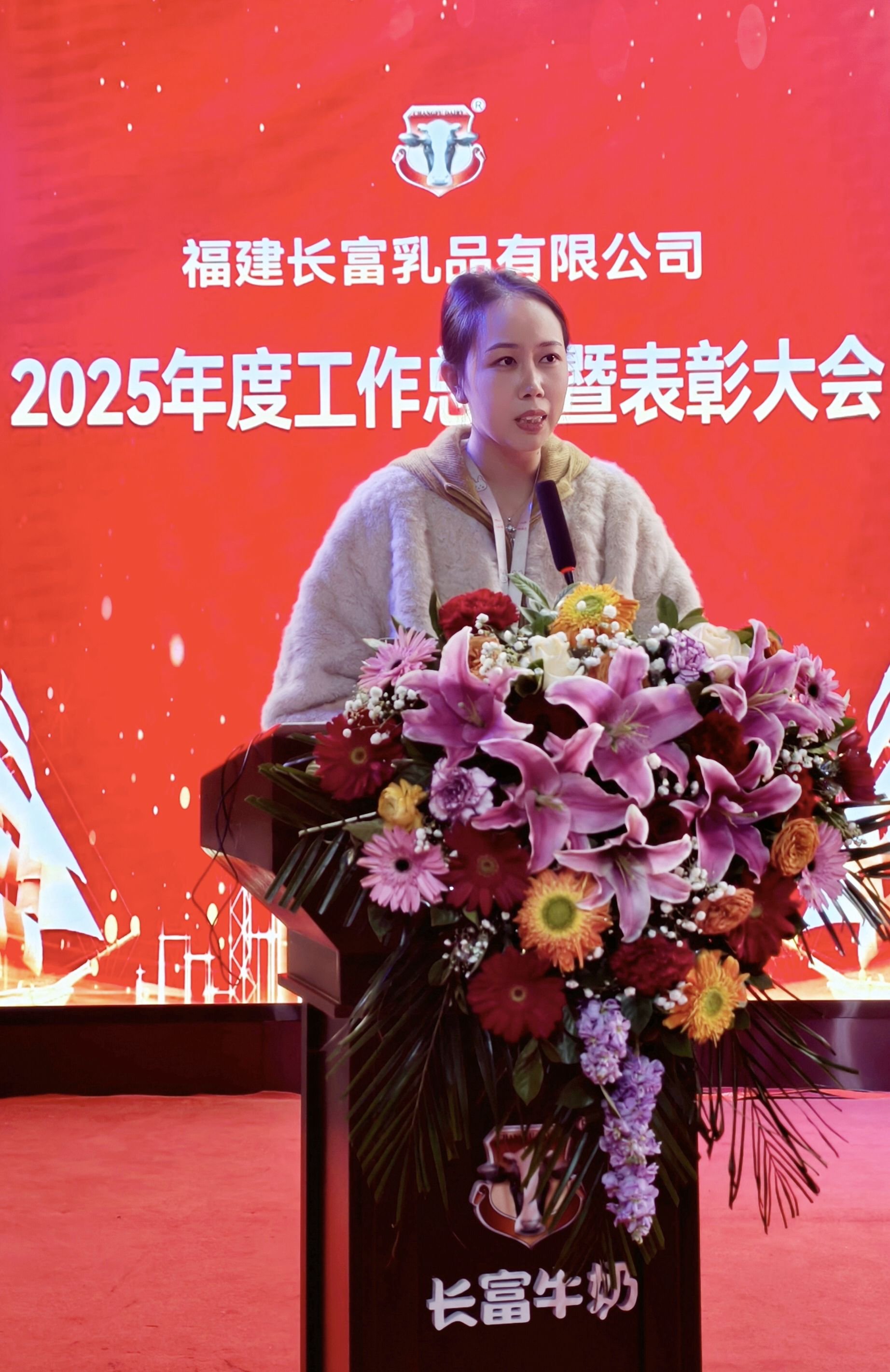 优秀员工代表刘颖上台发言