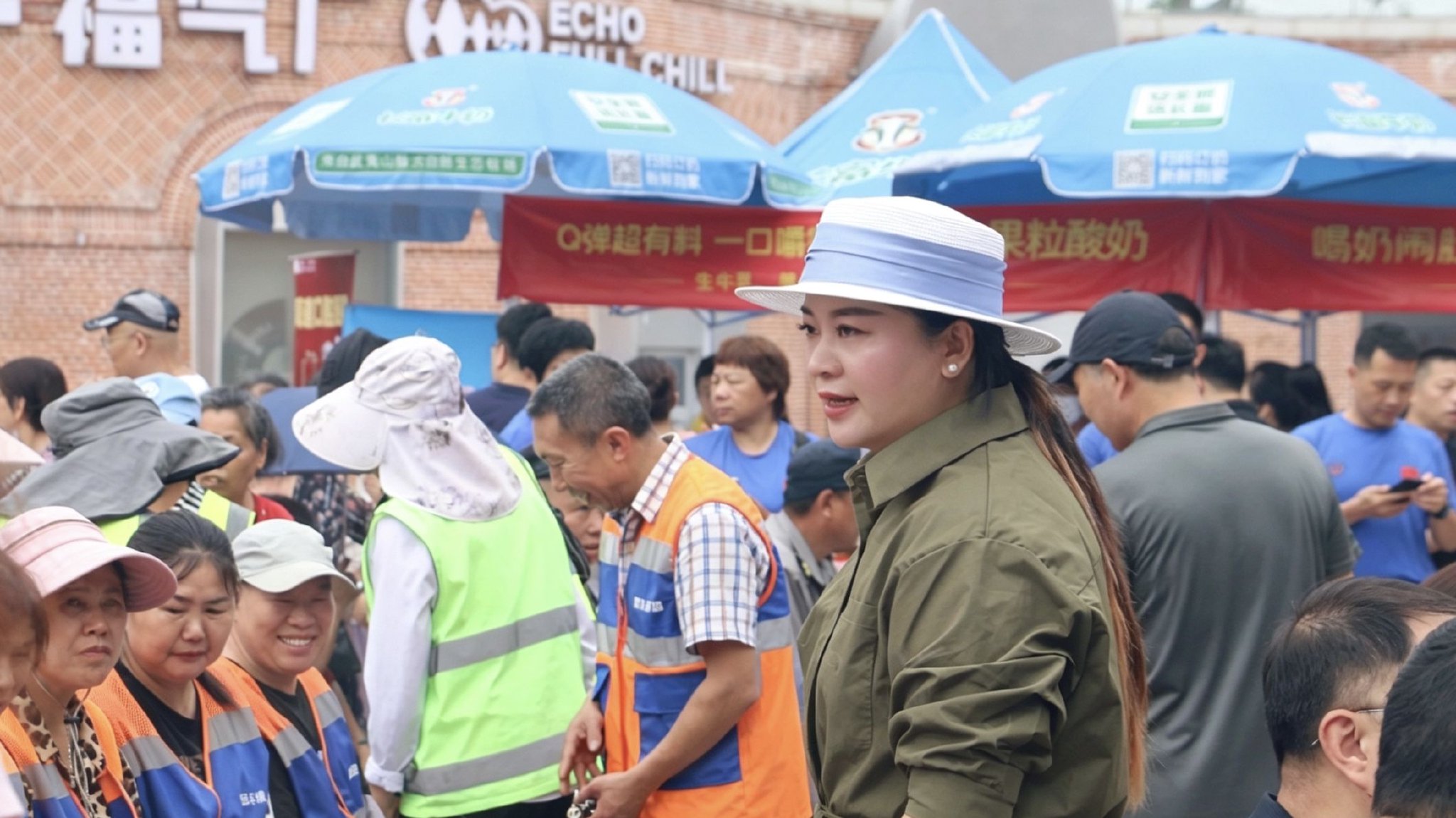 长富巴氏鲜奶福州开元配送管理中心负责人郎桂林在现场组织活动