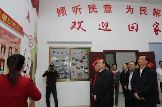 全国人大常委会秘书长杨振武在省人大常委会副主任雷春美,市人大
