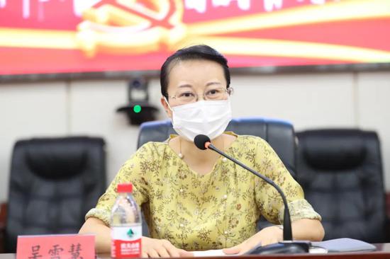 并结合湖里区教育系统工作实际   随后,吴雪慧局长对湖里区中小学