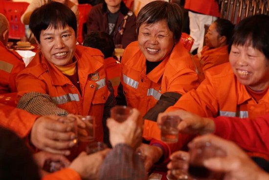 热闹又暖心！160多位一线劳动者，在湖里吃了顿“家宴”