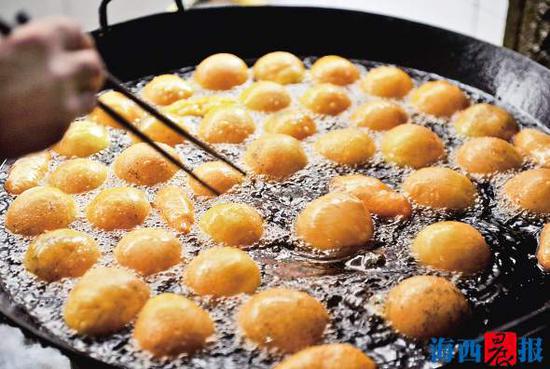 同安炸枣.   何东方 摄