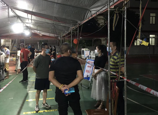 十多天来,纪晓彦一直住在单位,父亲在微信上留言,叮嘱她注意劳逸结合.