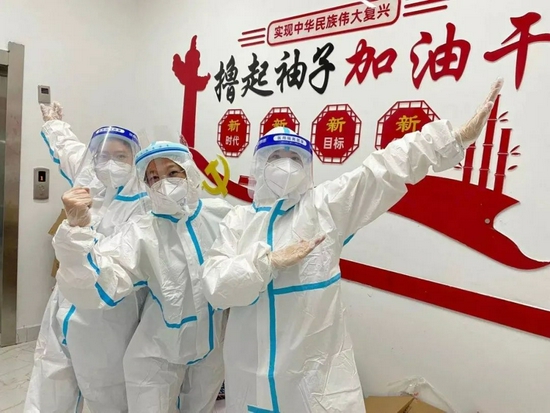 11   穿着一样的防护服,摆上加油的姿势   还有说相互鼓励的话