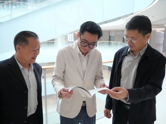 人员来到欣贺股份有限公司研发中心,将红彤彤的证书颁发到孙瑞鸿手中