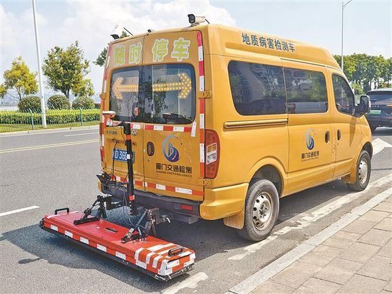 厦门公路做“CT” 检测车“巡诊”地下隐患