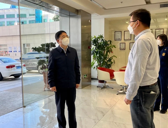 97在大学康城一期小区,胡旭彬详细了解了小区消防设施的整治进展