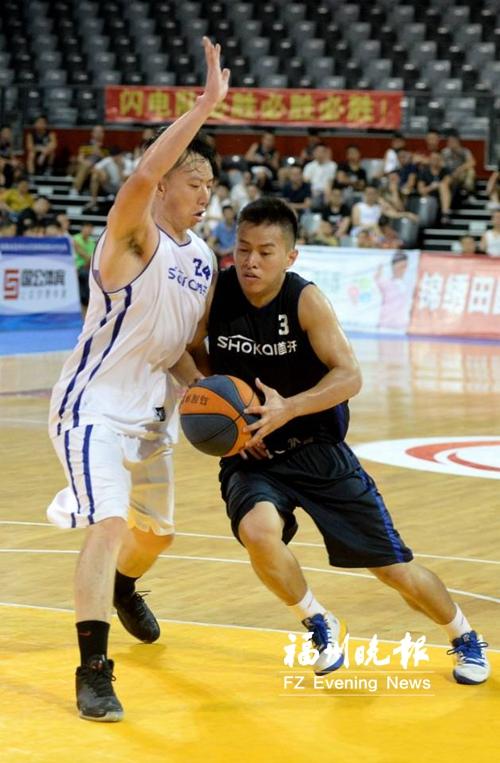 荣膺mvp的林靖楠(右)在比索中持球突破.