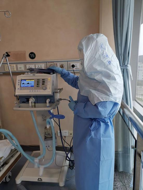 翁朝航调呼吸机   翁朝航负责的是危重症病区