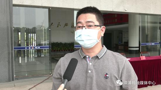 仪式上,副县长,县公安局局长陈伟强向受害群众代表返还被骗汽车钥匙及