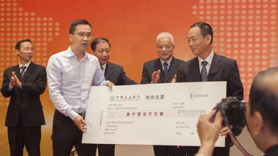 2021中国慈善榜发布世纪金源集团黄如论黄涛家族荣膺年度慈善事业突出