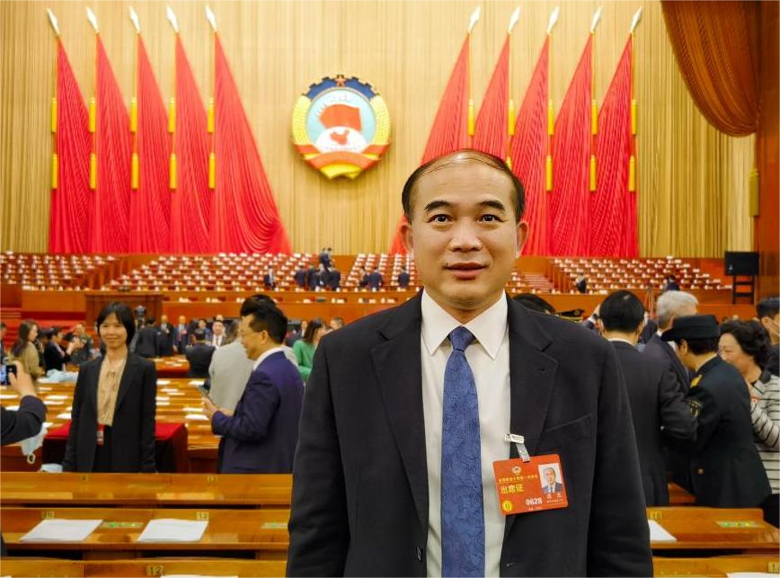 全国政协委员,三棵树董事长兼总裁洪杰在会议现场.