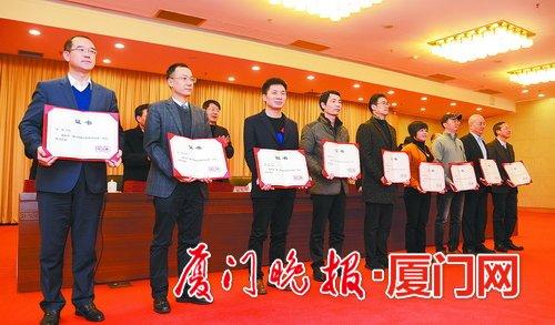 拔尖人才上台领取荣誉证书.   刘东华 摄