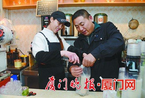 厦门:他俩曾是公交夫妻档 如今开起奶茶夫妻店
