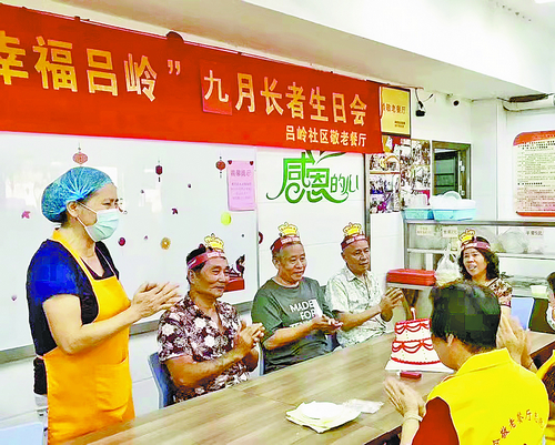 在湖里区江头街道吕岭社区,敬老餐厅成为社区居民心中温暖的港湾。