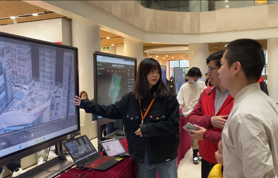 来宾在未来科技展厅了解师生实战项目(陈煜臻/摄)