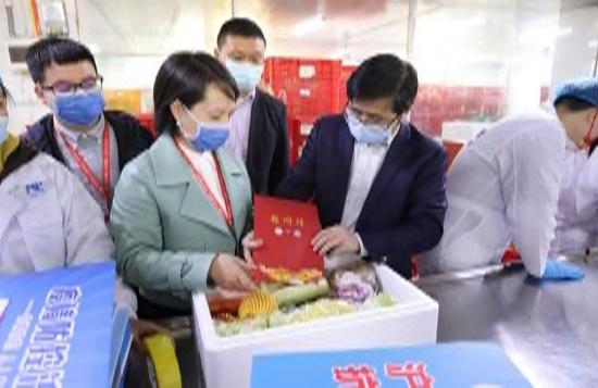 上海疫情期间,福建妇幼三院向上海儿童医学中心捐赠2000余箱爱心农产品。省妇幼及省儿童医院党委书记曹华、省儿童医院执行院长洪莉等院领导带队做爱心蔬果分拣装箱。