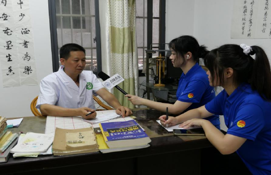 图为实践队员采访村医卢志明同志 中国青年网通讯员 管乐 摄