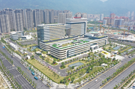 福建省妇产医院开诊一年来,整建制平移4个妇产科病区,增设放疗科、健康管理中心等科室,为当地百姓提供优质医疗资源和服务,图为该院航拍实景。