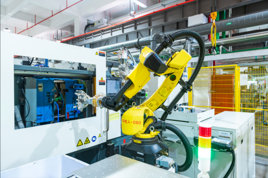 九牧绿色黑灯工厂内,机器人手臂正在工作