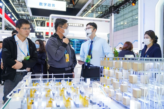 沙盘演示科牧智能工厂生产流程