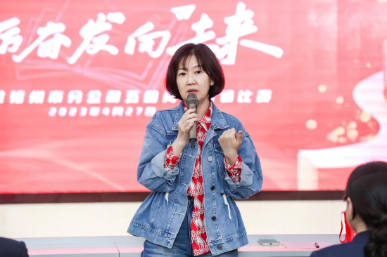 原《福建新闻联播》主播、国家级普通话测试员、国家级朗诵教师敖峥嵘点评选手们表现
