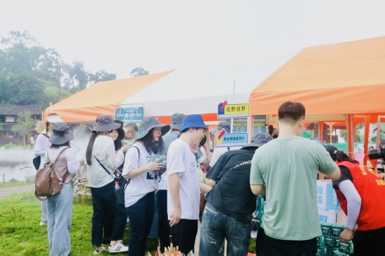 游客们尽兴地享受”爱在肖家山“徒步行