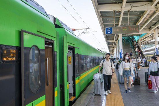 北京方向来研学旅客在赣州站准备乘坐绿巨人动车返程。邹阳 摄