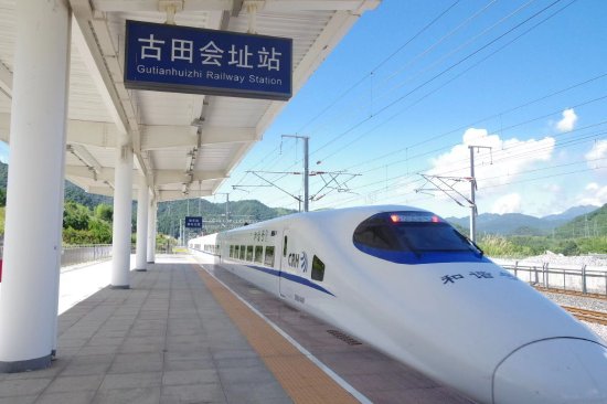 一列动车满载研学游旅客到达古田会址站。傅艺鹏 摄