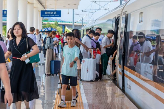 列车到达赣州西站,旅客们有序下车出站。邹阳 摄