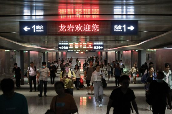 8.图为到达龙岩站的旅客正在出站。傅艺鹏 摄