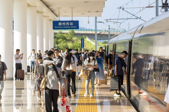 5.列车到达赣州西站,旅客们正在有序上下车。邹阳 摄