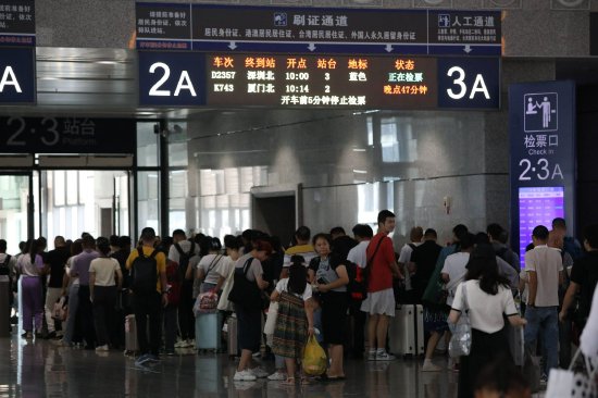 9.图为旅客正在龙岩站候车室排队检票。傅艺鹏 摄