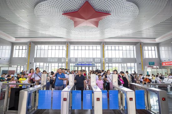 1.列车即将到站,兴国站旅客有序排队准备验证进站乘车。邹阳 摄