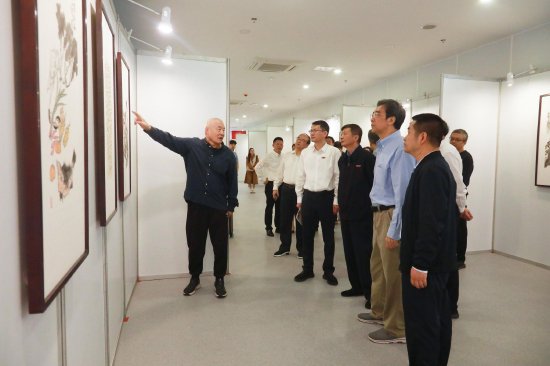 与会领导嘉宾参观书画作品展
