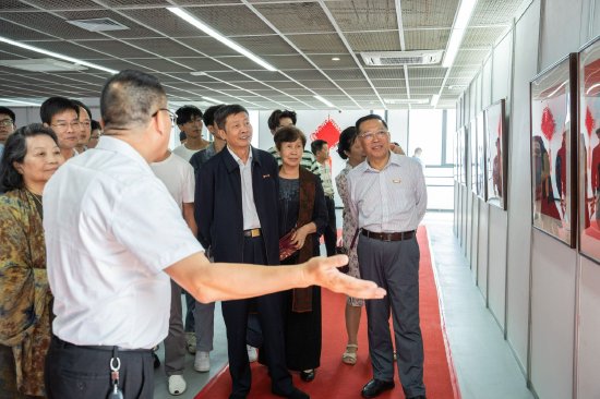 参观作品展