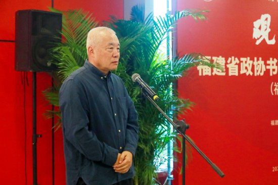 书画家代表,厦门老年大学书画院院长、厦门市政协书画院特聘书画师周旻先生代表作者致辞